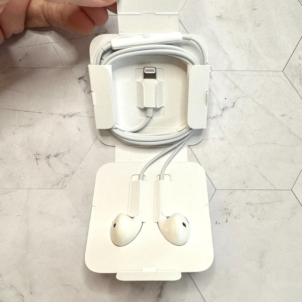 OEM NEW White Apple EarPods w/Lightning Connector In Ear Headset Ear Phones